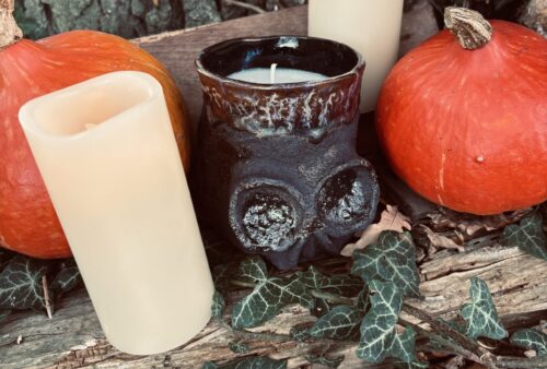 Bougies de Samhain artisanales en cire d’abeille bio, parfums de Grasse boisés & citrouille épicée, bougeoirs d’argile de Brocéliande gravés de runes sacrées.
